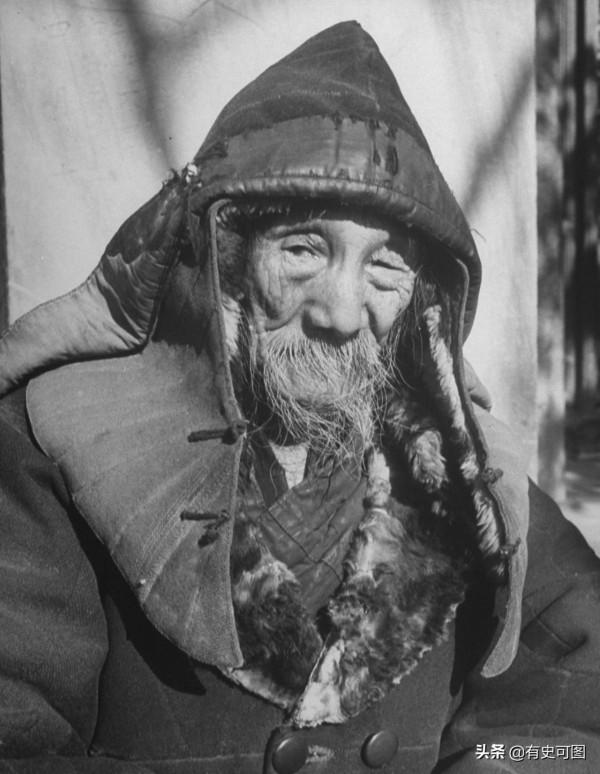 1946年的午門外停滿了汽車，太和殿上放著袁世凱的“西洋寶座”