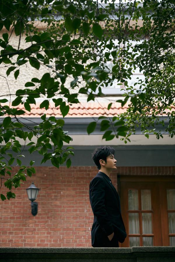 黃曉明出席華語青年電影周頒獎禮 帥氣黑西裝儒雅紳士