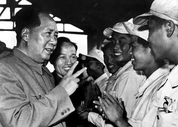 毛澤東為什麼能成為領袖?從不高高在上,把老百姓當成親人一樣 毛澤東為什麼能成為領袖?從不高高在上,把老百姓當成親人一樣