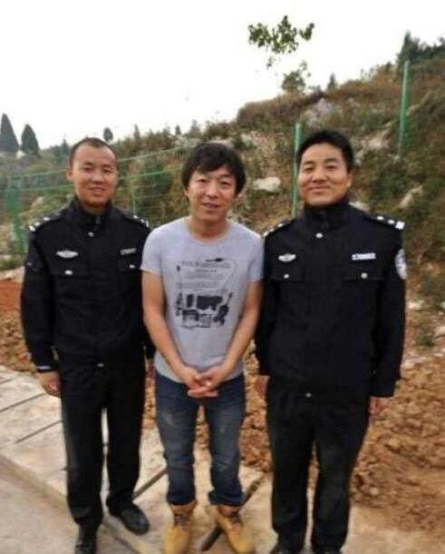 當明星和警察合影：黃渤氣質秒變嫌疑犯，撒貝南機智摟肩不尷尬