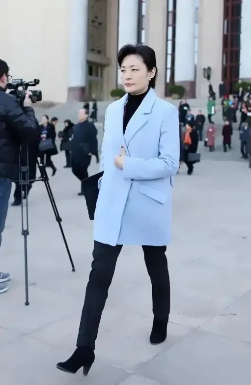 被周濤“不好好穿衣”造型驚豔了，大衣玩出新花樣，真穿搭榜樣