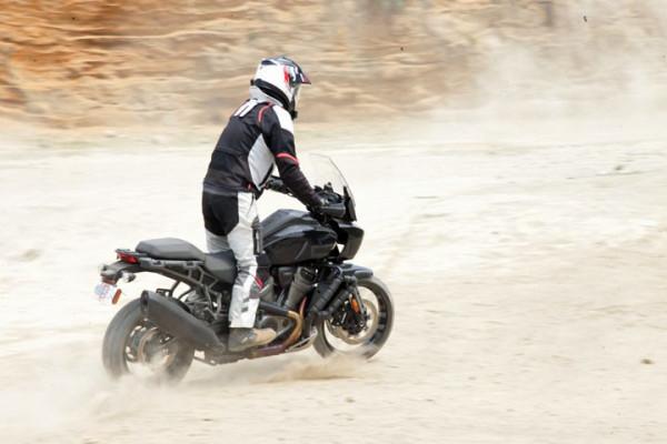 哈雷最新車款試駕,怎感覺踏上了一輛兩輪路虎? 哈雷最新車款試駕,怎感覺踏上了一輛兩輪路虎?