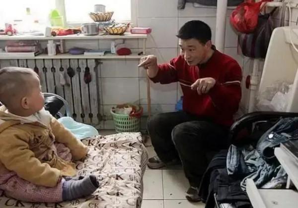 在廁所里長大的小男孩