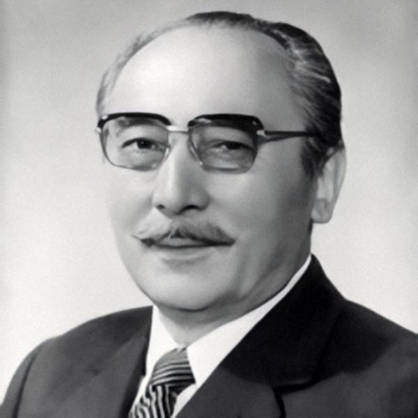 開國大典上，毛主席的身後站著一位頭戴黑帽的男子，此人是誰？