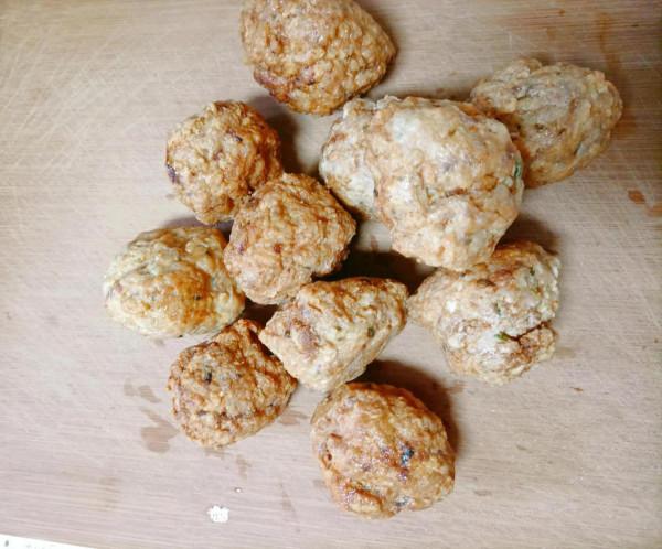 這個季節的青菜鮮、香菜嫩,包餛飩啦 這個季節的青菜鮮、香菜嫩,包餛飩啦