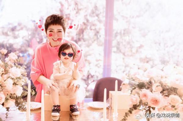 向太全家共聚北京為孫女慶生，孫女正面照罕見曝光大眼超可愛