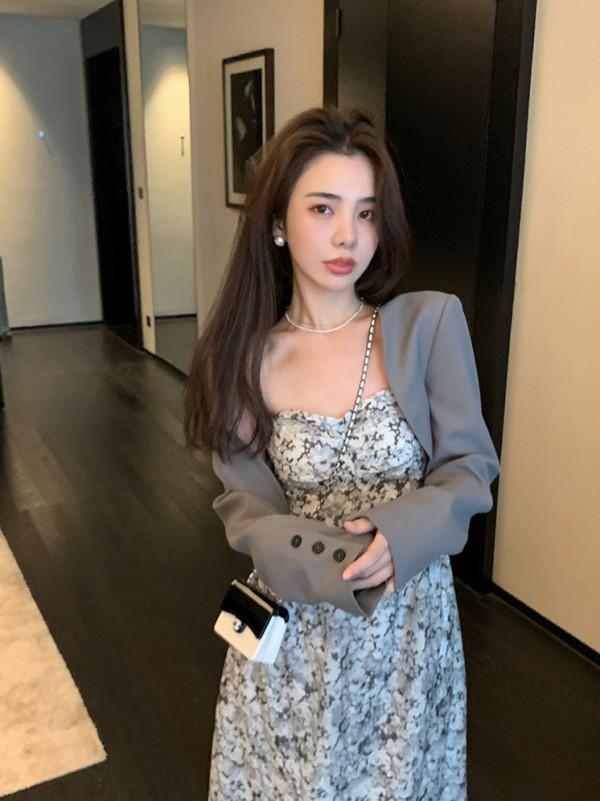 短款西裝外套+碎花連衣裙的搭配