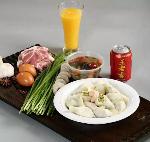 農村人吃自家庭院的蔬菜水果這是城市人嚮往的養老生活