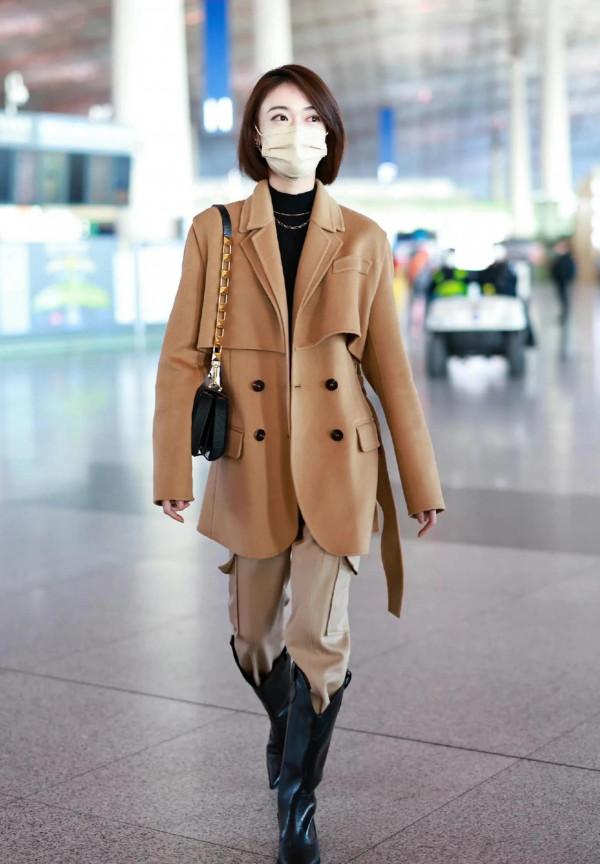 吳謹言私服，身穿呢子大衣腳套大長靴，靴子比包包還要亮
