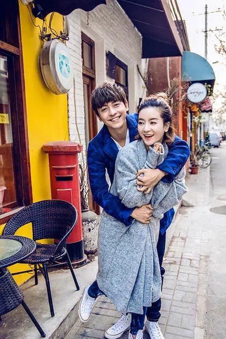 李晟和老公拍照！吐槽他一動不動！網友：張益達氣質拿捏的死死的