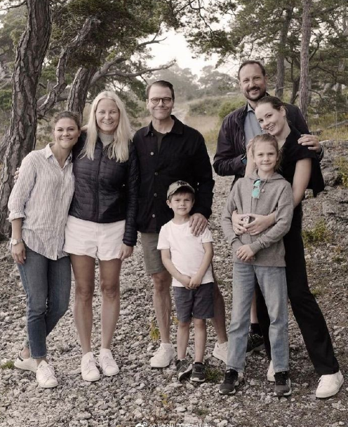 挪威王儲妃去瑞典度假,羽絨服配短褲毫無包袱,到底是冷還是熱? 挪威王儲妃去瑞典度假,羽絨服配短褲毫無包袱,到底是冷還是熱?