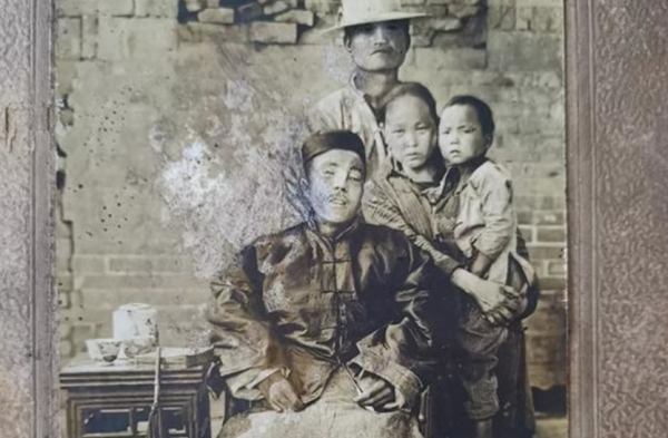 25歲英雄受盡折磨犧牲，妻子抱幼子與遺體合影，眼含淚光緊緊依偎