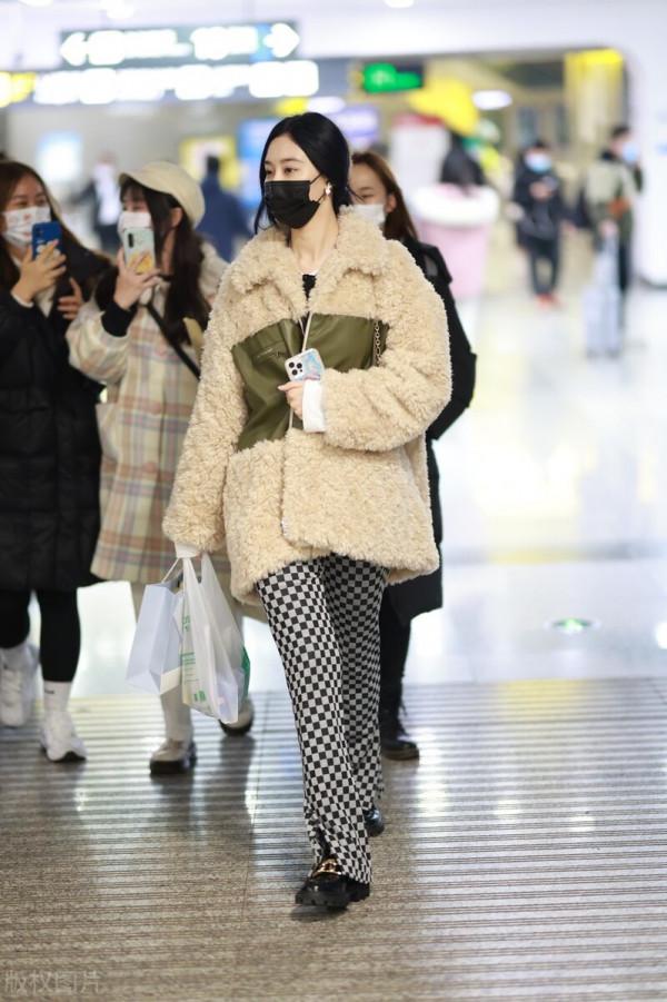 徐藝洋穿米色泰迪絨外套搭配棋盤格紋褲，腳踩樂福鞋時髦吸睛