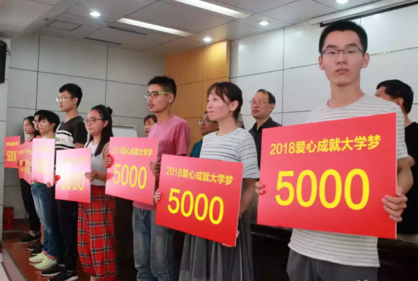 上大學後才知道，那些拿補助的“貧困生”，可能並不是真“貧窮”