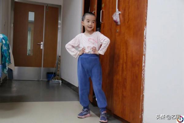 女子懷孕7個月摔跤導致早產，孩子出生僅1.35斤，數次手術求活命