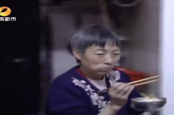 二婚夫妻年近60歲生下雙胞胎，丈夫突然生病，妻子熬夜賺錢養家