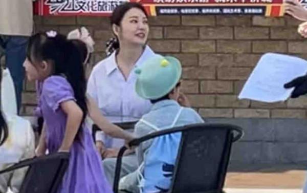 網友歡樂谷偶遇張雨綺，與小孩互動超溫柔，生圖奶油肌零瑕疵