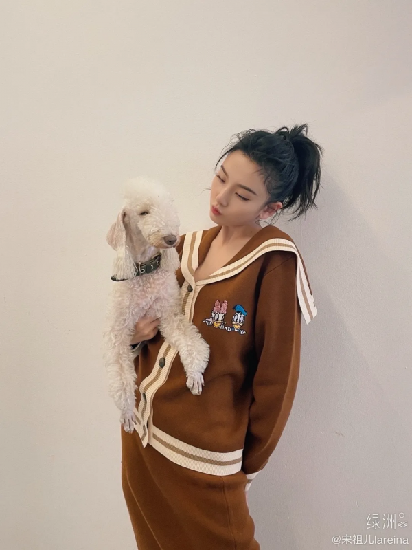 克萊因藍過時了？2021年的4個秋冬流行色，顯白又高階