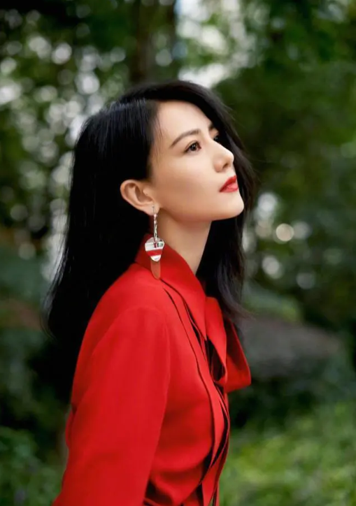 41歲高圓圓穿紅裙子絕了!戴耳環個性十足,鞋子卻意外老氣 41歲高圓圓穿紅裙子絕了!戴耳環個性十足,鞋子卻意外老氣