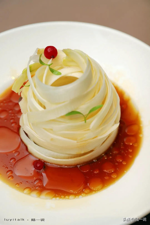 10人消費將近4000元，鮮松茸、大黃魚、羅氏蝦、私房牛肉都不錯