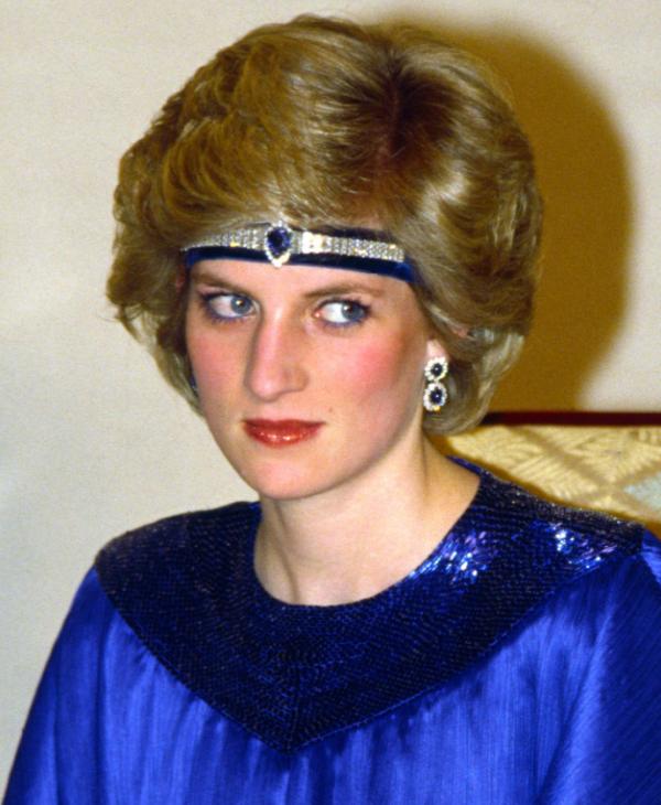 戴安娜身高178釐米，35年前訪問日本一枝獨秀，寶藍色禮服最出彩