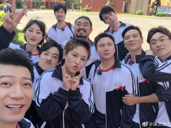 《夏洛特煩惱》時隔6年重聚,馬麗穿校服不違和,沈騰p到沒褶子 《夏洛特煩惱》時隔6年重聚,馬麗穿校服不違和,沈騰p到沒褶子