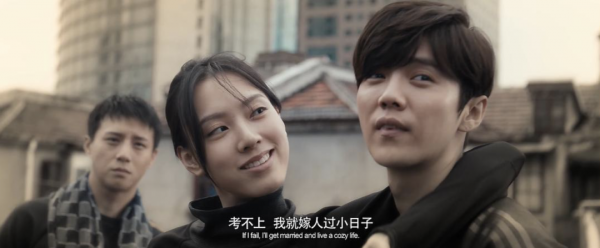 站著掙錢的姜文還是“跪”下了,順帶自己打了自己一巴掌 站著掙錢的姜文還是“跪”下了,順帶自己打了自己一巴掌