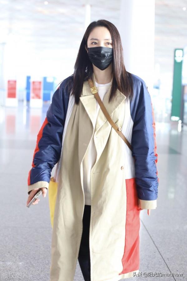 街拍:董璇拼色風衣+牛仔褲+運動鞋個性減齡 街拍:董璇拼色風衣+牛仔褲+運動鞋個性減齡