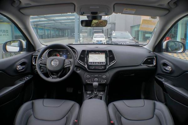 Jeep自由光：2.0T動力爆265馬力，採埃孚進口9AT，適時四驅，香？