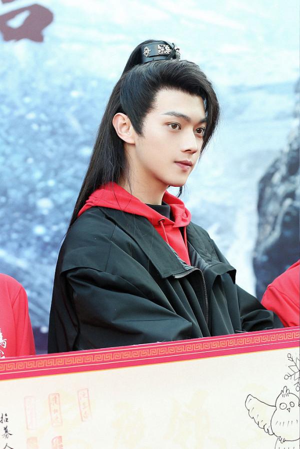 許凱亮相《雪鷹領主》開機儀式 古裝髮型飄逸英氣