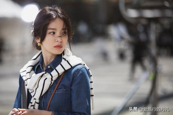 凍齡女神宋慧喬真有少女感！藍色牛仔裙搭配條紋披肩，氣質滿滿