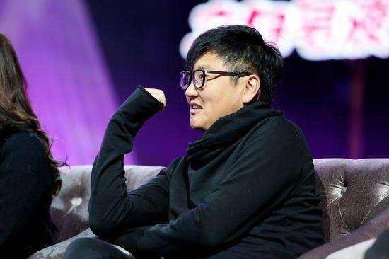 女主持讀新聞時潸然淚下,夥伴趕緊救場,觀眾反而讚歎她心地善良 女主持讀新聞時潸然淚下,夥伴趕緊救場,觀眾反而讚歎她心地善良