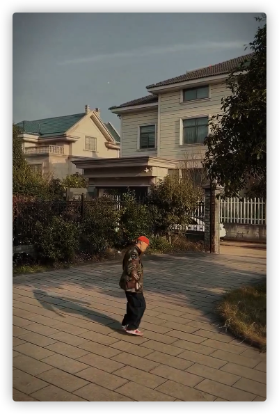 李保田兒子惹爭議，舉著酒瓶在別墅院子跳舞，走路搖晃被嘲諷炫富