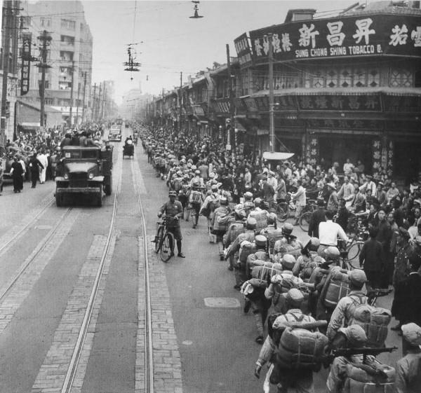 1949年，他設計的五星紅旗當選為國旗，毛主席盛讚：就是要大團結