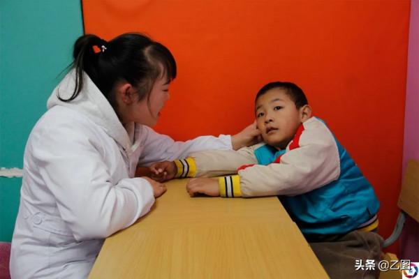 兩個孫子都是星星的孩子,兒媳離婚老伴患癌,奶奶含淚帶孫子求醫 兩個孫子都是星星的孩子,兒媳離婚老伴患癌,奶奶含淚帶孫子求醫