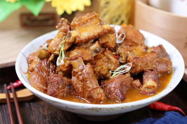 做紅燒排骨，記住“加2樣先炒後燜”，味道香，骨頭一抽就出來