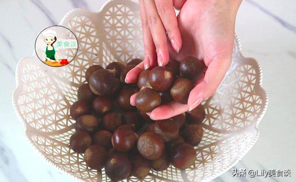 板栗去殼時，不要生剝，記住這方法，一秒一個又快又幹淨，真輕鬆