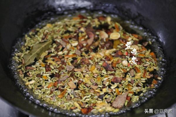 老媽每年必做的臘肉，不用煙燻不用火烤，只要把豬肉泡在醬油裡