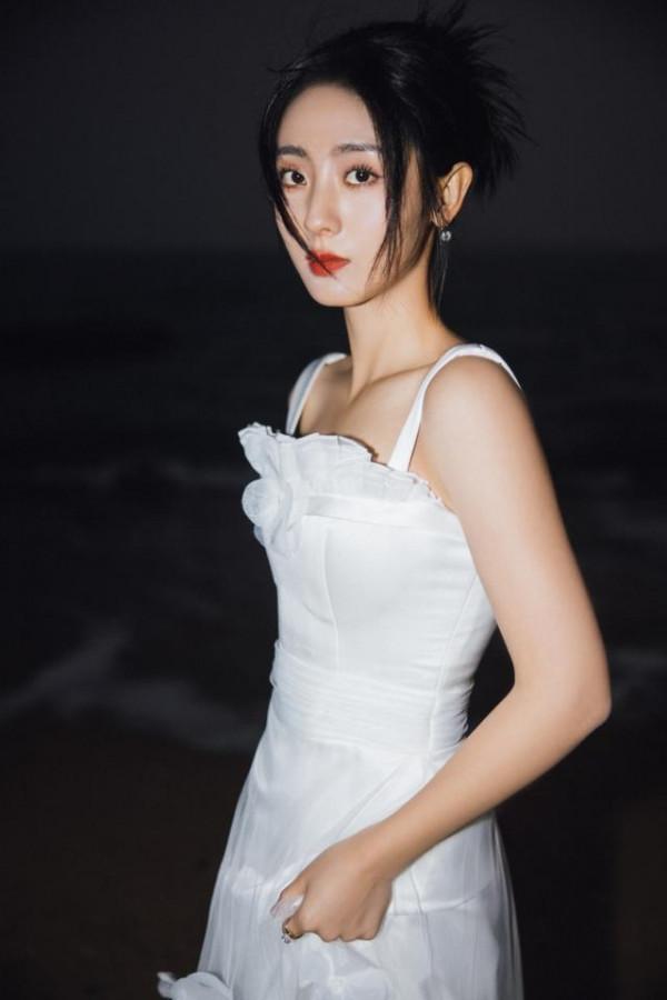 邢菲出席金雞獎閉幕式，穿小白裙如仙女下凡，157的身高比例真好