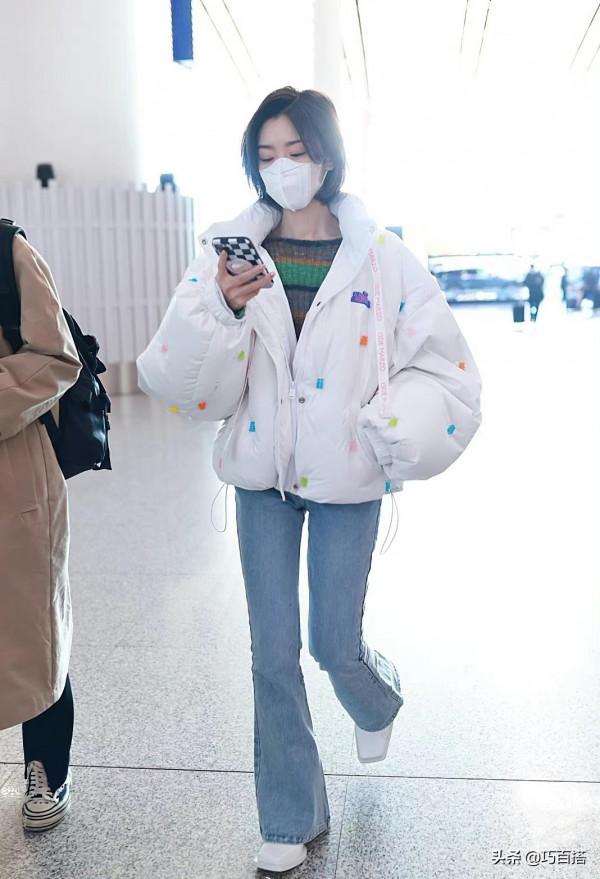 毛曉彤穿衣真有風格，不經意的減齡讓她美成大學生，太值得學習了