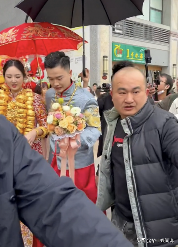 恭喜！千萬級網紅“小剛學長”大婚，新娘脖子處掛50多個龍鳳鐲
