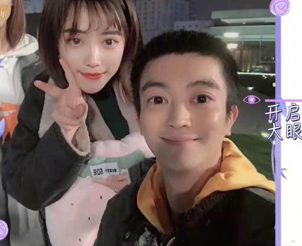 明明男帥女美,怎麼一開美顏就成了外星人? 明明男帥女美,怎麼一開美顏就成了外星人?