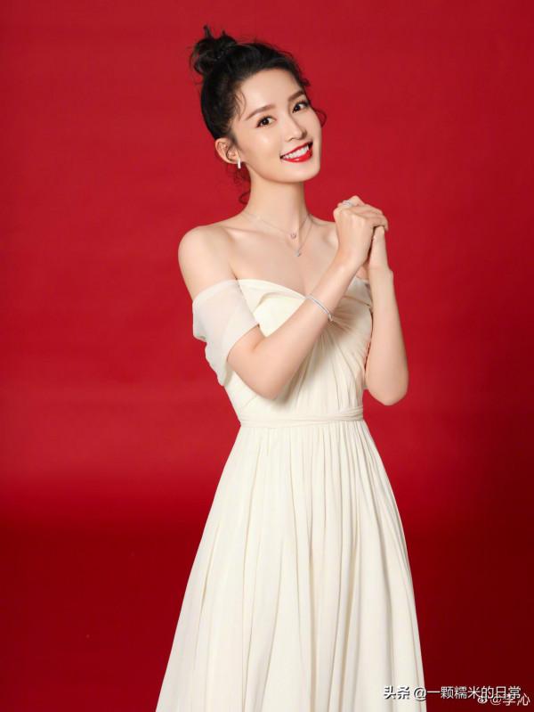 李沁沙灘照後越來越美了