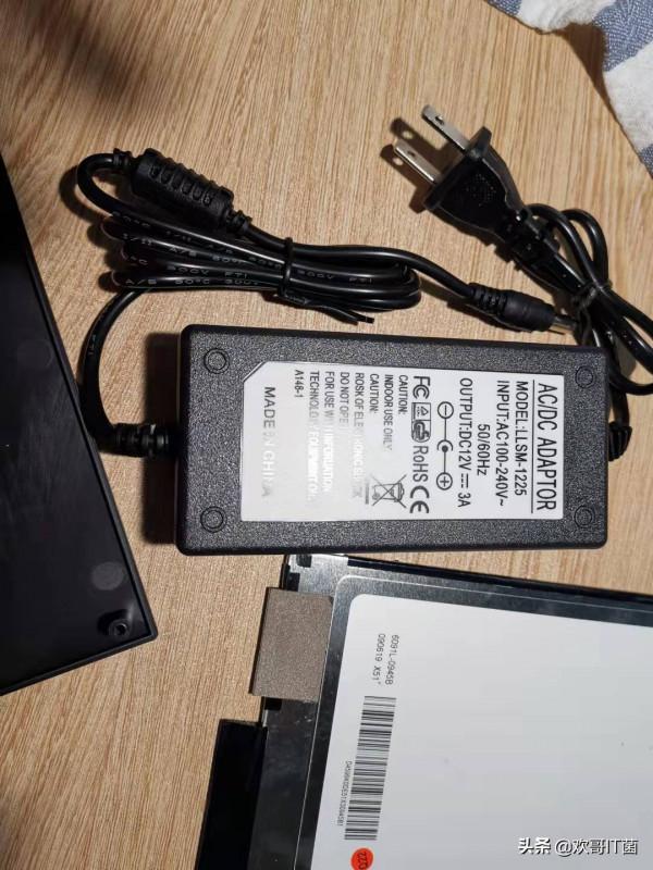 舊的筆記本壞了,不要浪費,把螢幕改造成顯示器用吧 舊的筆記本壞了,不要浪費,把螢幕改造成顯示器用吧