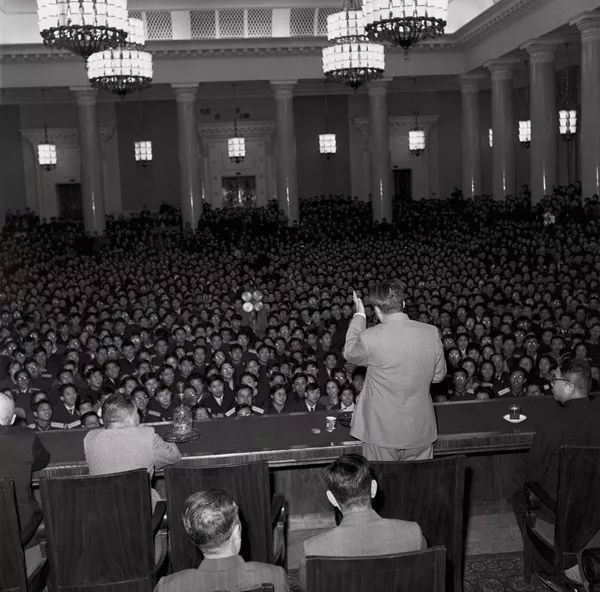 1957年毛主席蘇聯演講，用英語“說暈”留學生，他如何化解尷尬？