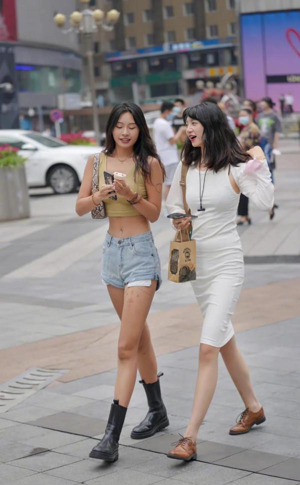 10組閨蜜穿搭示範：帶你瞭解2021秋冬流行趨勢