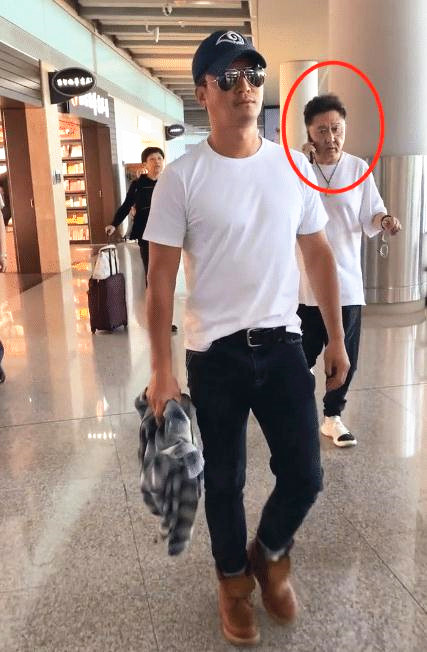“百億影帝”吳京真低調，獨自走機場無助理保鏢，張譯同行顯樸素