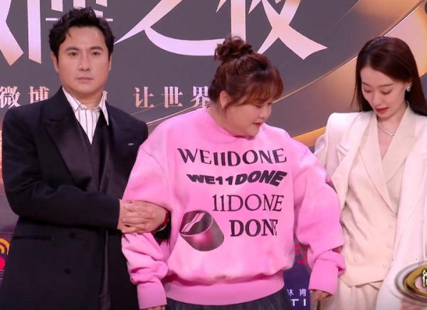 男星走紅毯有風險！幫女星提裙顯情商，吳京直男、沈騰杜江太尷尬