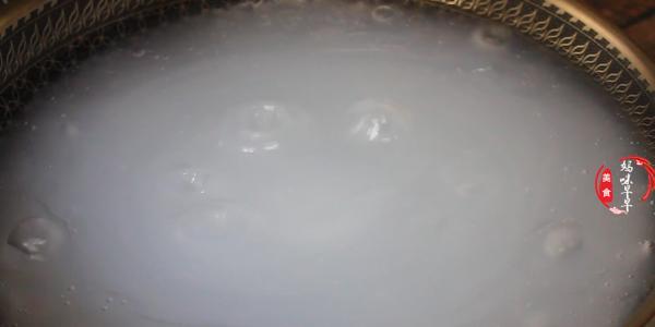 做撈涼粉時,記住比例“115”,涼粉不斷,勁道爽滑,比賣得好吃 做撈涼粉時,記住比例“115”,涼粉不斷,勁道爽滑,比賣得好吃