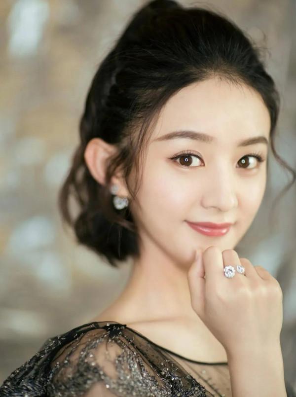 不是科班出身的女神趙麗穎現身春晚，註定虎年又是大紅大紫